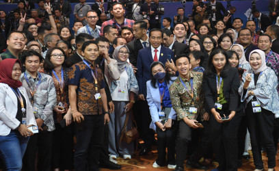 President Jokowi Poses with Journalist and Organizing Committee